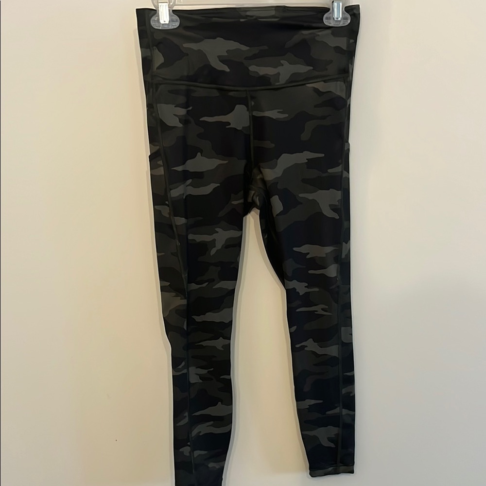 Athleta Ultimate Camo 7/8 Tights - Picture 1 of 4